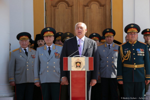 Вице-губернатор Александр Говорунов поздравил выпускников. Фотограф на выпускной Дмитрий Фуфаев.
