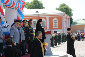 Маркелл,викарий Санкт-Петербургской епархии, епископ Царскосельский благословил выпускников. Фотограф на выпускной Дмитрий Фуфаев.