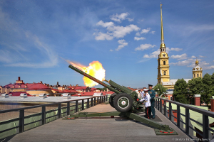 Полуденный выстрел выпускников. Фотограф на выпускной Дмитрий Фуфаев.
