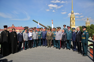 Групповая фотография после полуденного выстрела выпускниками Военной академии материально-технического обеспечения имени генерала армии А.В.Хрулева и Санкт-Петербургского кадетского военного корпуса Министерства обороны Российской Федерации. Фотограф на выпускной Дмитрий Фуфаев.