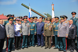 Групповая фотография после полуденного выстрела выпускниками Военной академии материально-технического обеспечения имени генерала армии А.В.Хрулева и Санкт-Петербургского кадетского военного корпуса Министерства обороны Российской Федерации. Фотограф на выпускной Дмитрий Фуфаев.