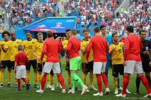 Стадион Зенит-Арена в Санкт-Петербурге команды приветствуют друг друга перед матчем. Фото Дмитрия Фуфаева.