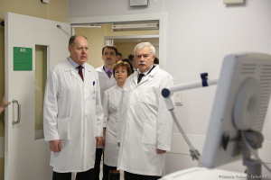 Губернатор Санкт-Петербурга Георгий Полтавченко директор Онкоцентра Владимир Моисеенко, представители медицинской общественности города.  Открытие детского отделения химиотерапии СПбКНпЦСВМПо в п. Песочное. Фотограф Дмитрий Фуфаев.