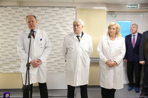 Губернатор Санкт-Петербурга Георгий Полтавченко, Уполномоченный по правам ребенка в Санкт-Петербурге Светлана Агапитова, директор Онкоцентра Владимир Моисеенко. Фотограф Дмитрий Фуфаев.