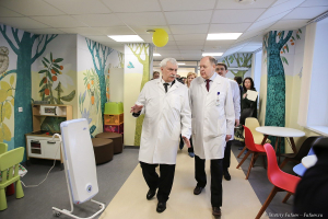 Губернатор Санкт-Петербурга Георгий Полтавченко и директор Онкоцентра Владимир Моисеенко, представители медицинской общественности города в детском отделении в п. Песочное. Фотограф Дмитрий Фуфаев.