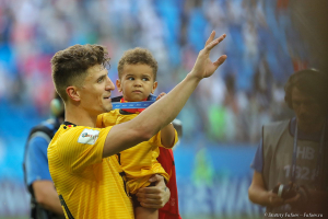 Игроки сборной Бельгии приветствуют болельщиков на стадионе Зенит -Арена в Санкт-Петербурге. Фотограф Дмитрий Фуфаев.