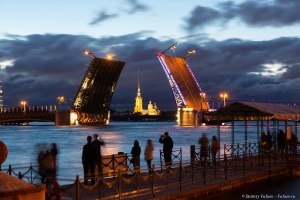 Белая Ночь. Дворцовый мост разведен над Невой под звуки музыки. 