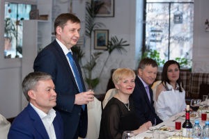 Фотограф на юбилей. Поздравления за столом. Фотограф Дмитрий Фуфаев.