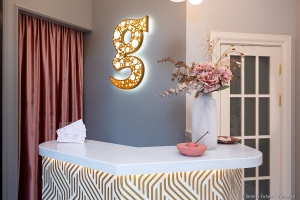 Ресепшн салона красоты. Фотосъемка интерьеров. Дизайн Татьяна Сазонова. Фотограф Дмитрий Фуфаев.