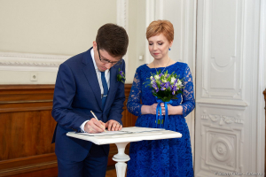 Свадебная церемония. Жених и невеста в зале  торжественной регистрации, свадебный фотограф в СПб Дмитрий Фуфаев.