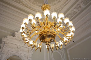 Люстра и элементы декора. Свадьба в Санкт-Петербурге. Церемония во дворце бракосочетания.  Свадебный фотограф Дмитрий Фуфаев.