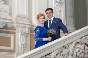 Жених и невеста портрет на лестнице во дворце. Свадебный фотограф Дмитрий Фуфаев.