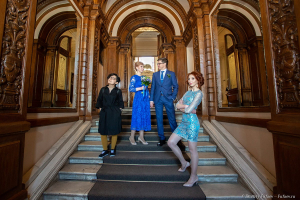 Жених и невеста с гостями во дворце на лестнице. Свадебный фотограф Дмитрий Фуфаев.