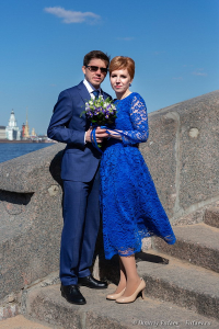 Жених и невеста на набережной Невы. Свадебный фотограф Дмитрий Фуфаев.