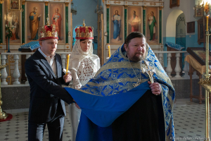 Вокруг аналоя. Таинство Венчания в храме Зеленогорска. Фотограф на венчание Дмитрий Фуфаев.