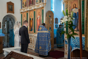 У алтаря. Таинство Венчания в храме Зеленогорска. Фотограф на венчание Дмитрий Фуфаев.