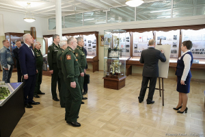 В музее Суворовского училище глава государства оставил памятную запись на мраморной плите. Фотограф Дмитрий Фуфаев.