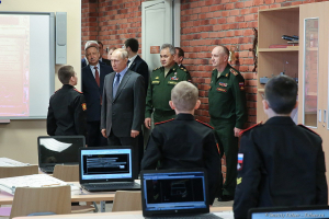 Владимир Путин посетил Суворовское училище. Глава государства в классе моделирования. Фотограф Дмитрий Фуфаев. Владимир Путин посетил Суворовское училище. Глава государства в классе моделирования. Фотограф Дмитрий Фуфаев.