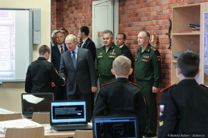 Владимир Путин посетил Суворовское училище. Глава государства в классе моделирования. Фотограф Дмитрий Фуфаев.