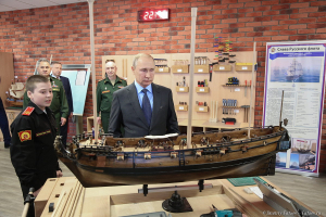 Владимир Путин посетил Суворовское училище. Глава государства в классе моделирования. Фотограф Дмитрий Фуфаев.