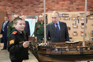 Владимир Путин посетил Суворовское училище. Глава государства в классе моделирования. Фотограф Дмитрий Фуфаев.