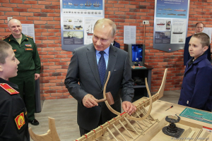 Владимир Путин посетил Суворовское училище. Глава государства в классе моделирования. Фотограф Дмитрий Фуфаев.