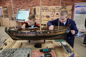 Суворовцы  в классе моделирования. Фотограф Дмитрий Фуфаев.