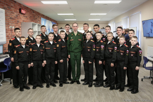 Суворовцы  с преподавателем. Фотограф Дмитрий Фуфаев.