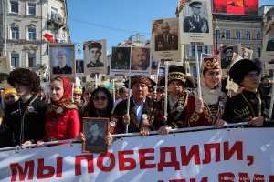День Победы. Бессмертный полк на Невском проспекте Санкт-Петербурга. Фотограф Дмитрий Фуфаев.