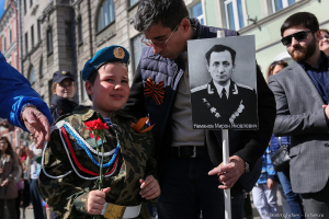 День Победы. Бессмертный полк на Невском проспекте Санкт-Петербурга. Фотограф Дмитрий Фуфаев.