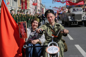 День Победы. Бессмертный полк на Невском проспекте Санкт-Петербурга. Фотограф Дмитрий Фуфаев.