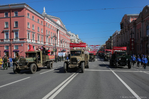 День Победы. Бессмертный полк на Невском проспекте Санкт-Петербурга. Фотограф Дмитрий Фуфаев.