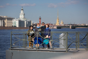 Свадебная прогулка. Фотосессия Жениха и Невесты на набережной Невы в Санкт-Петербурге. Свадебный Фотограф Дмитрий Фуфаев.