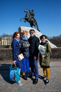 Фото у Медного всадника на свадебной прогулке. Фотосессия Жениха и Невесты в Санкт-Петербурге. Свадебный Фотограф Дмитрий Фуфаев.