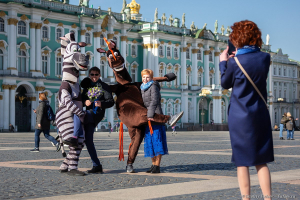 Свадебная прогулка. Фотографирование со зверями на Дворцовой площади. Свадебный фотограф Дмитрий Фуфаев.
