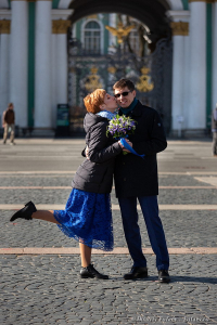 Свадебная прогулка. Жених и Невеста на Дворцовой площади. Свадебный фотограф Дмитрий Фуфаев.