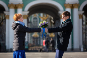 Свадебная прогулка. Жених и Невеста на Дворцовой площади. Свадебный фотограф Дмитрий Фуфаев.