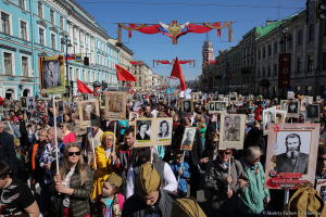 Праздник День Победы 9 мая 2019 года в Санкт-Петербурге на Невском проспекте Бессмертный полк. Фото Дмитрия Фуфаева.