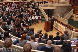 Катание на качелях зимой на территории музея деревянного зодчества  Иркутска 