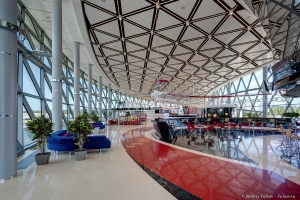 Холл первого этажа уникального комплекса Игора Драйв. Фото Дмитрия Фуфаева.