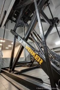 Подъемный механизм для машин. Интерьеры нового уникального комплекса Игора Драйв.  Фотограф Дмитрий Фуфаев.