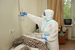 Больница Семашко COVID19. Работа врачей в палате в красной зоне.  Фоторепортаж Дмитрий Фуфаев июнь 2020.