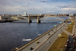 Мост Петра Великого. Нева. Виды Санкт-Петербурга с птичьего полета. Фотограф Дмитрий Фуфаев.