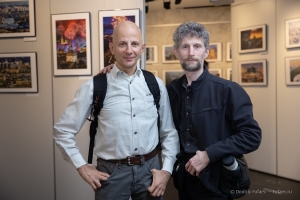Фотографы Александр Петросян и Дмитрий Фуфаев на открытии фотовыстаки Петербург Александра Петросяна в Фотолетописи Санкт-Петербурга на Невском проспекте 88. Декабрь 2021года.