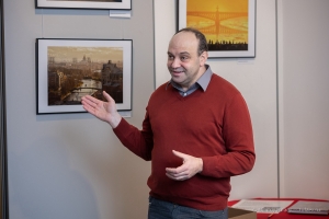 Павел на открытии фотовыстаки Петербург Александра Петросяна в Фотолетописи Санкт-Петербурга на Невском проспекте 88. Декабрь 2021года.