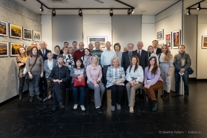 Групповой портрет на открытии фотовыставки Петербург Александра Петросяна в Фотолетописи Санкт-Петербурга на Невском проспекте 88. Декабрь 2021года.