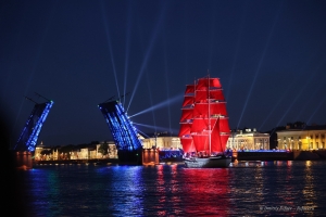 Праздник выпускников Алые Паруса в Санкт-Петербурге. Алые Паруса на Неве 2022 год. Белые Ночи. Фотограф Дмитрий Фуфаев.