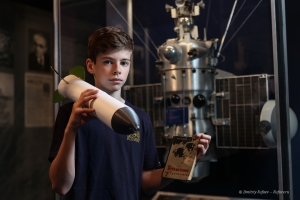 Портрет Андрея Карабанова, который любит читать Стивена Хокинга.  Canon R6, Canon EF 24-70mm f/2.8L II Goodex V1, зонт. Интервью можно прочитать на сайте газеты Петербургский дневник