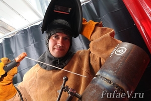 Танцы во время  корпоративного праздника. Фотограф  на корпоративный праздник Дмитрий Фуфаев. Заказать фотографа  тел.8-911-008-22-13.