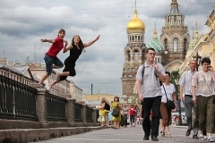 Полет счастливых девушек на фоне собора Спаса-на-крови в Санкт-Петербурге. Фотограф Дмитрий Фуфаев.